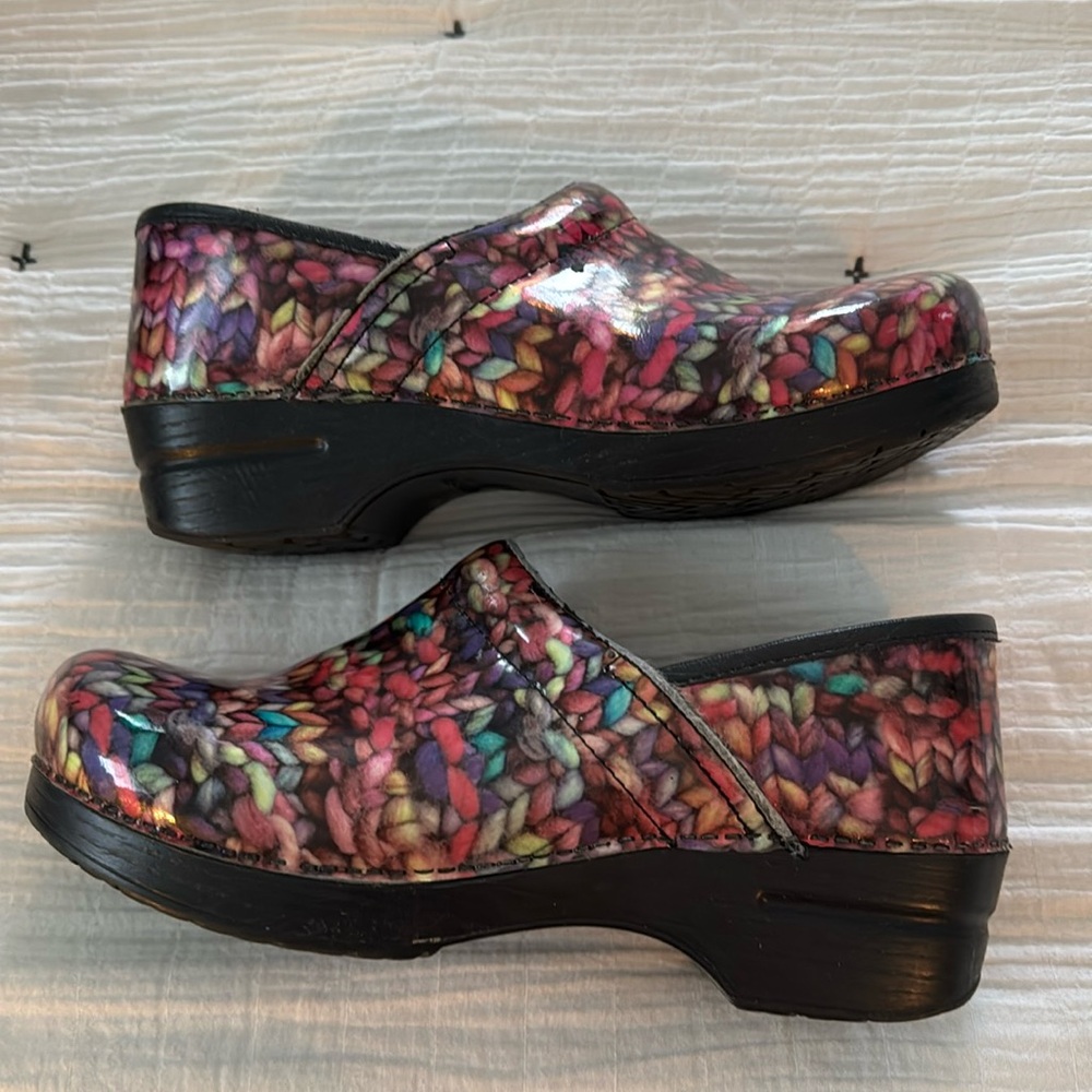 Size EU 40 clogs.